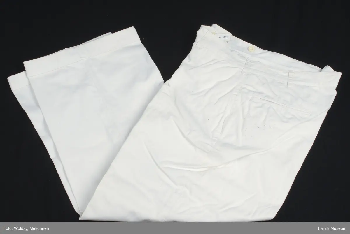 Form: hvitt bomullstøy,linningsfór og innelommer
