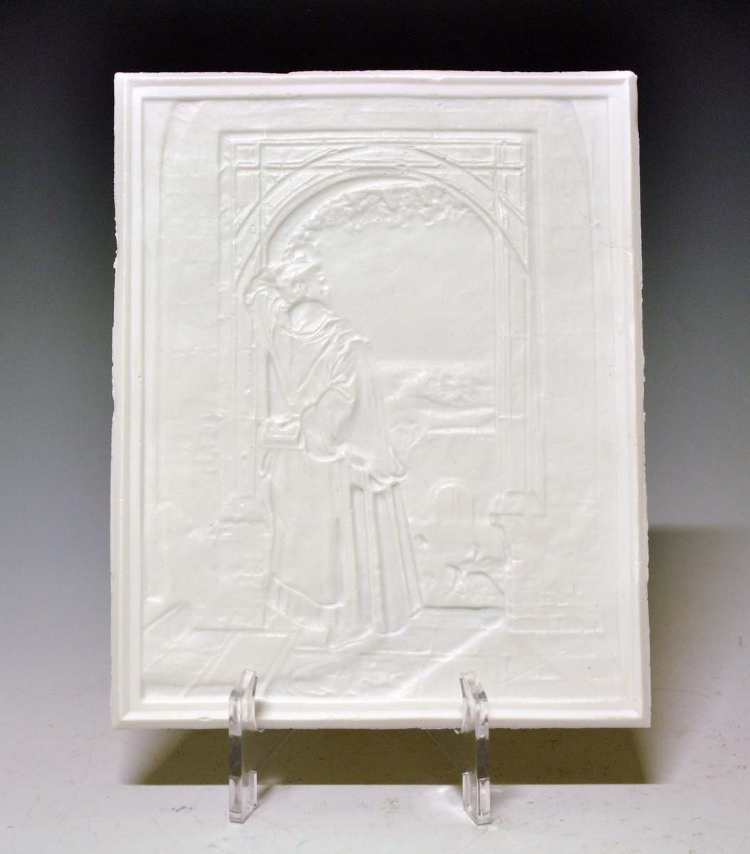 Litofani i porselen. Kalt lysbillede i priskuranten fra 1888. Motivet preget inn som relieff. Uglasert. Motiv: Figur i døråpning. Utsikt mot bygning og landskap.
Ustemplet.