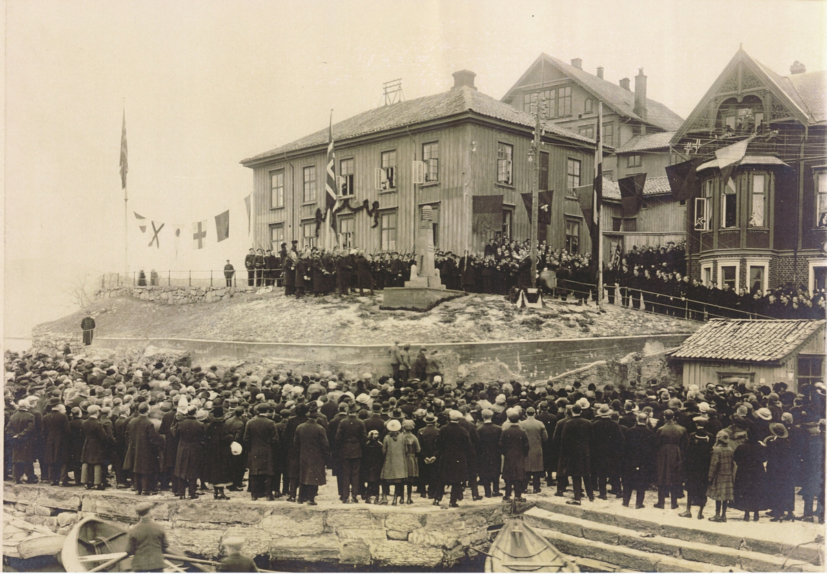 Cort Adeler-monumentet, Brevik. Avduking 1922