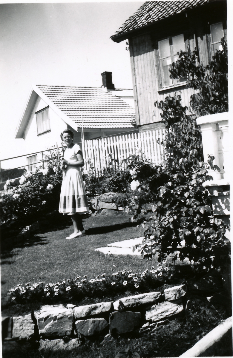 Ukjent person utenfor hus på Øya i Brevik