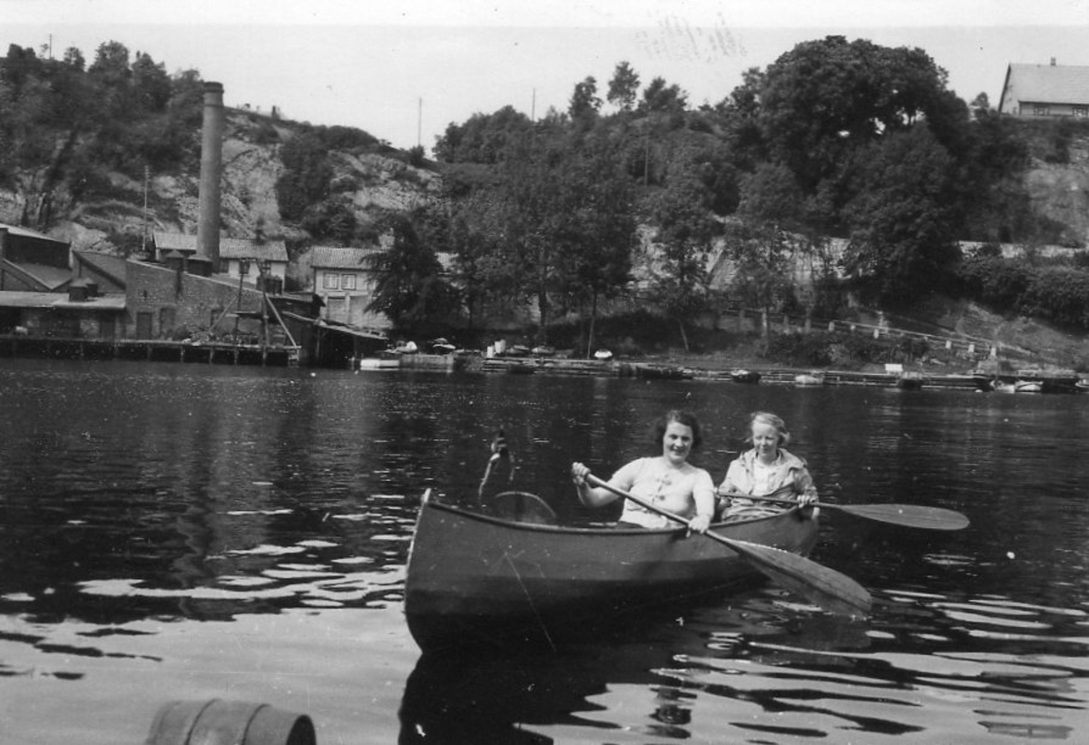 Marit Momrak Haugann i båt/ kano ved Brevik, Telemark ca. 1937