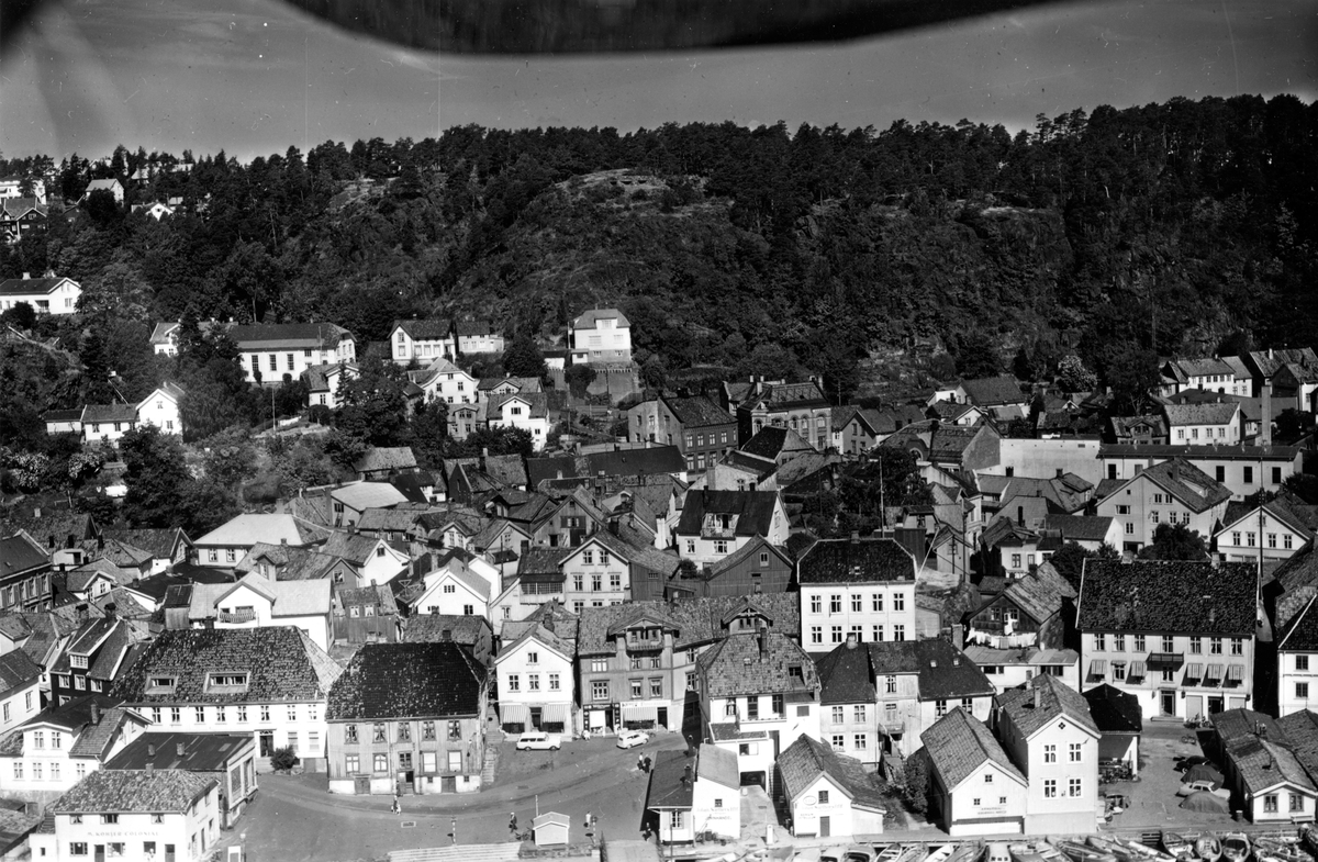 Flyfoto fra Hovedbyen 1/7-59. Bl.a. med Lilletorvet. Kragerø