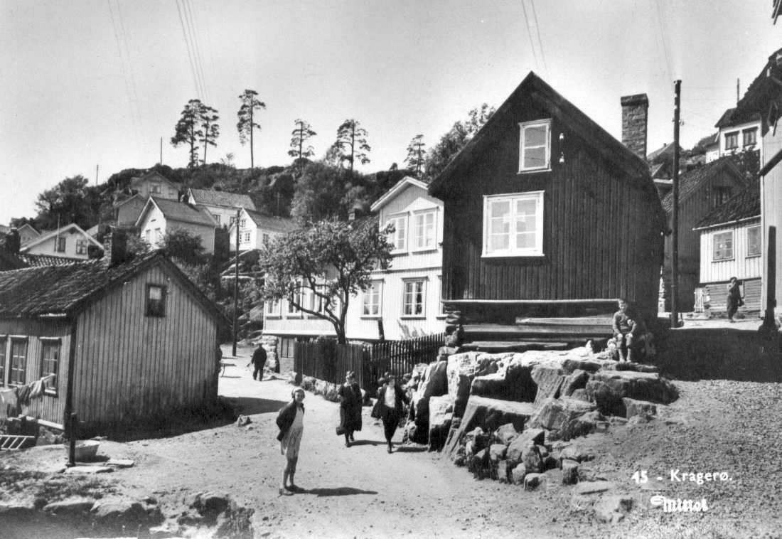 Hus i Smedsbukta, Kragerø
Folk i gata.