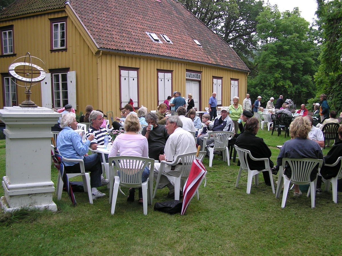 Bursdag til Henriette Marie  Homann på Berg-Kragerø Museum 22.08.2005. Berg-Kragerø Museums venner.