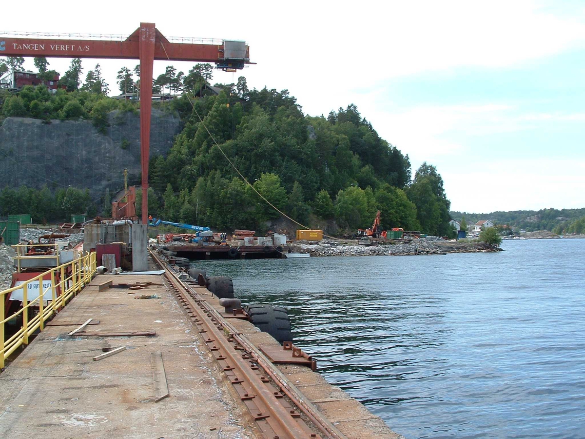 Krana på Tangen verft ble sprengt i lufta og markerte slutten på epoken med skipsbygging. 2006