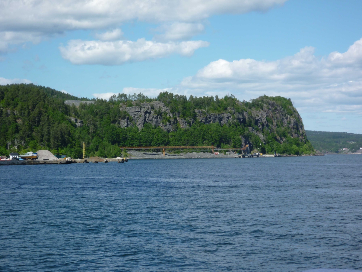 Øya med Urene, Galeiodden, Kragerø by , Stilnestangen og Valberg sett fra sjøen. 16.06.2010
