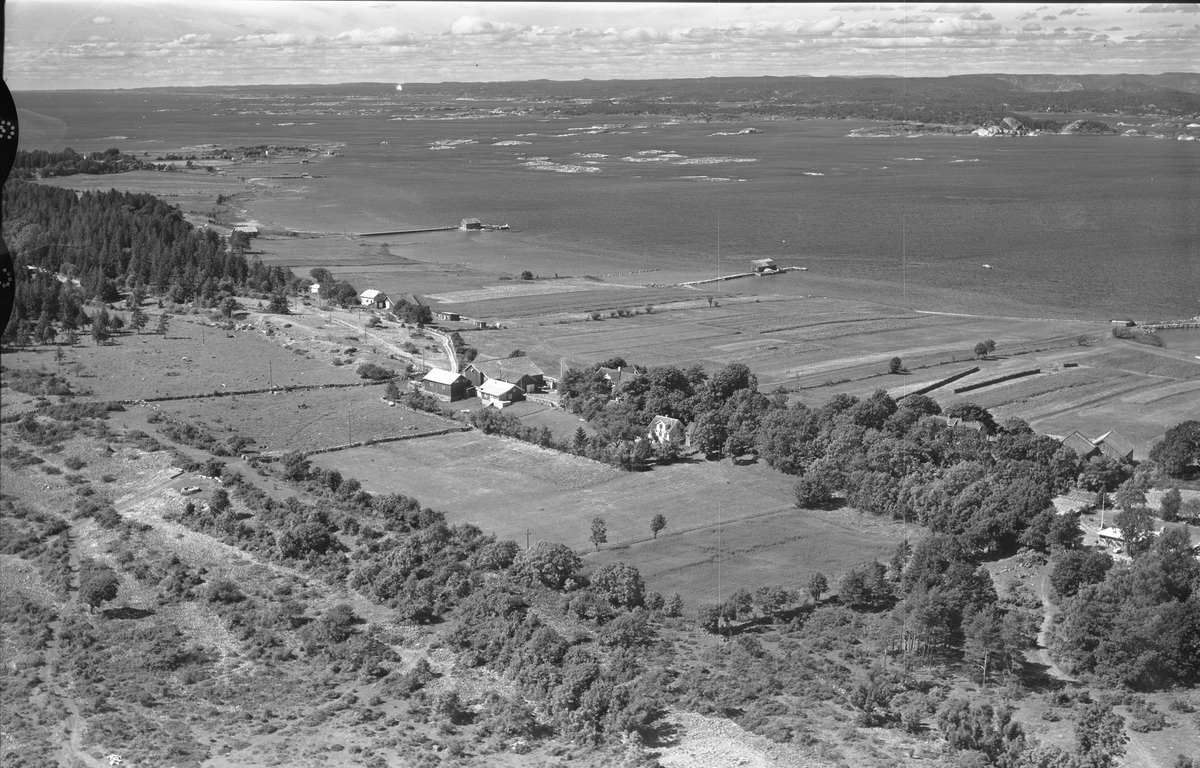 Flyfoto av Hovedgården på Jomfruland, Kragerø. Bildet ble tatt 1/8-57