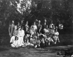 Thomas Møller Wiborg og  familien samlet på Frøvik gård. 80 