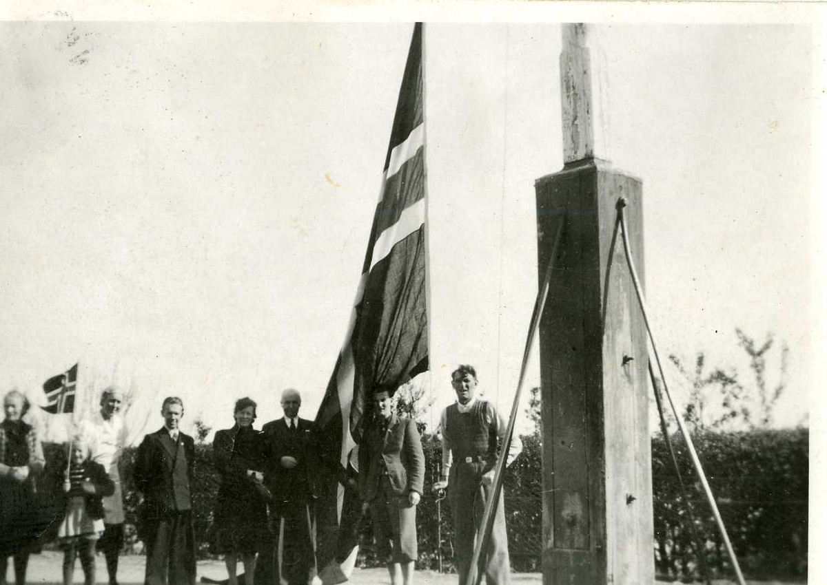 Flaget går til tops på Kragerø Folkeskole 7.mai 1945. Foto tatt av vaktmester Gunnulfsen.