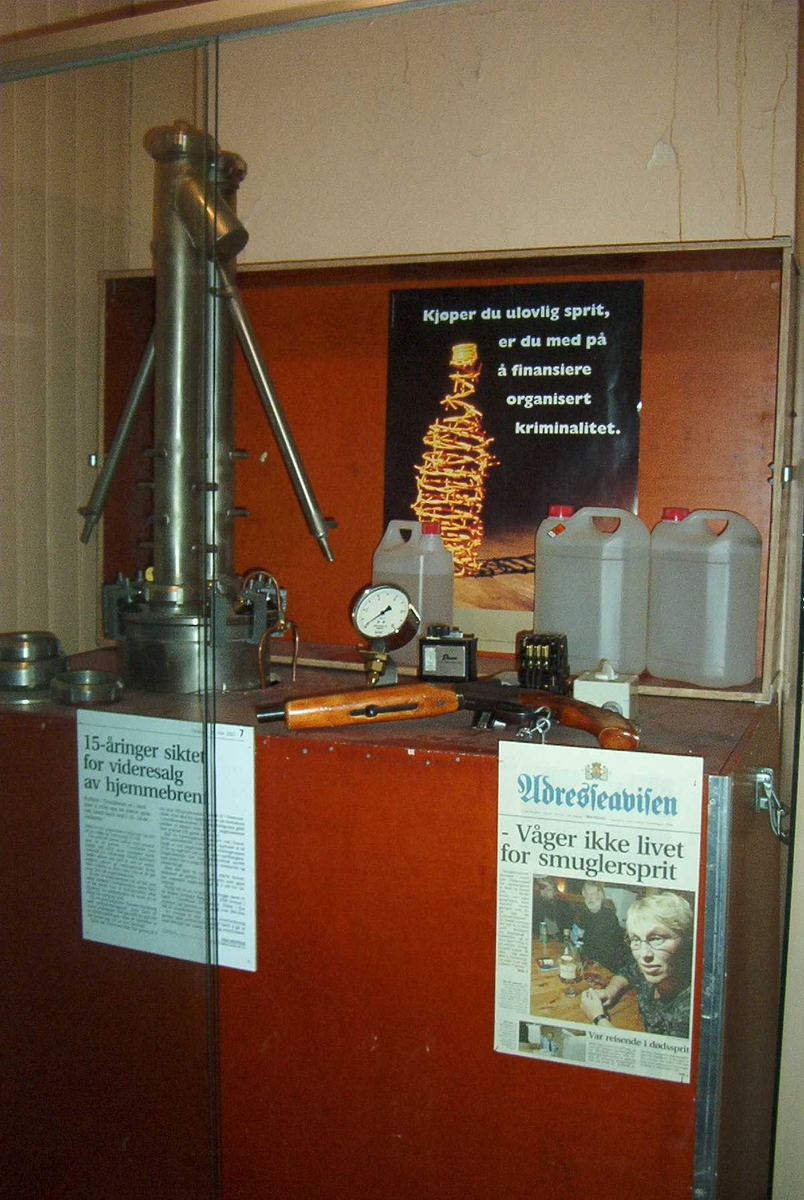 Stort HB-apparat. Tanken er innebygd i en kasse av kryssfinér og hengslett lokk. På instrumentene som hører med står det: Bergs Maskin, Trondheim kp/cm2, Ranco, Trade mark registered, Penn. En stor sikring og en bryter 0-1-2. 3 kanner med "sprit".
