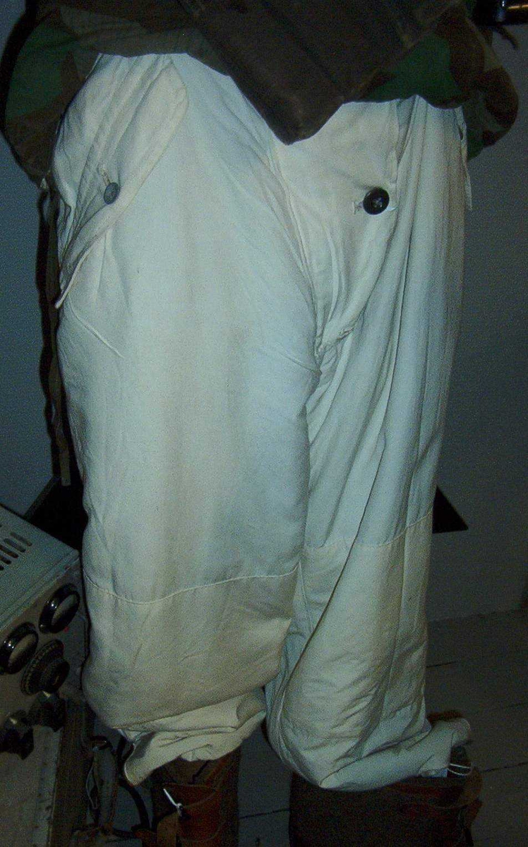 Feltbukse, kamuflasjebukse. Vendbar, det hvite på innsiden vises på bildet. Fargene på "utsiden" av buksa kan dere se på NRM.03635
Befinner seg på skijeger, SS Rottenführer i krigsrommet.