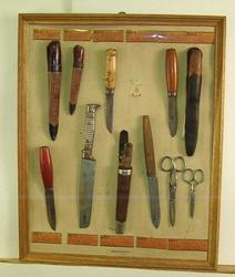 Montasje 10 kniver, 2 sakser.