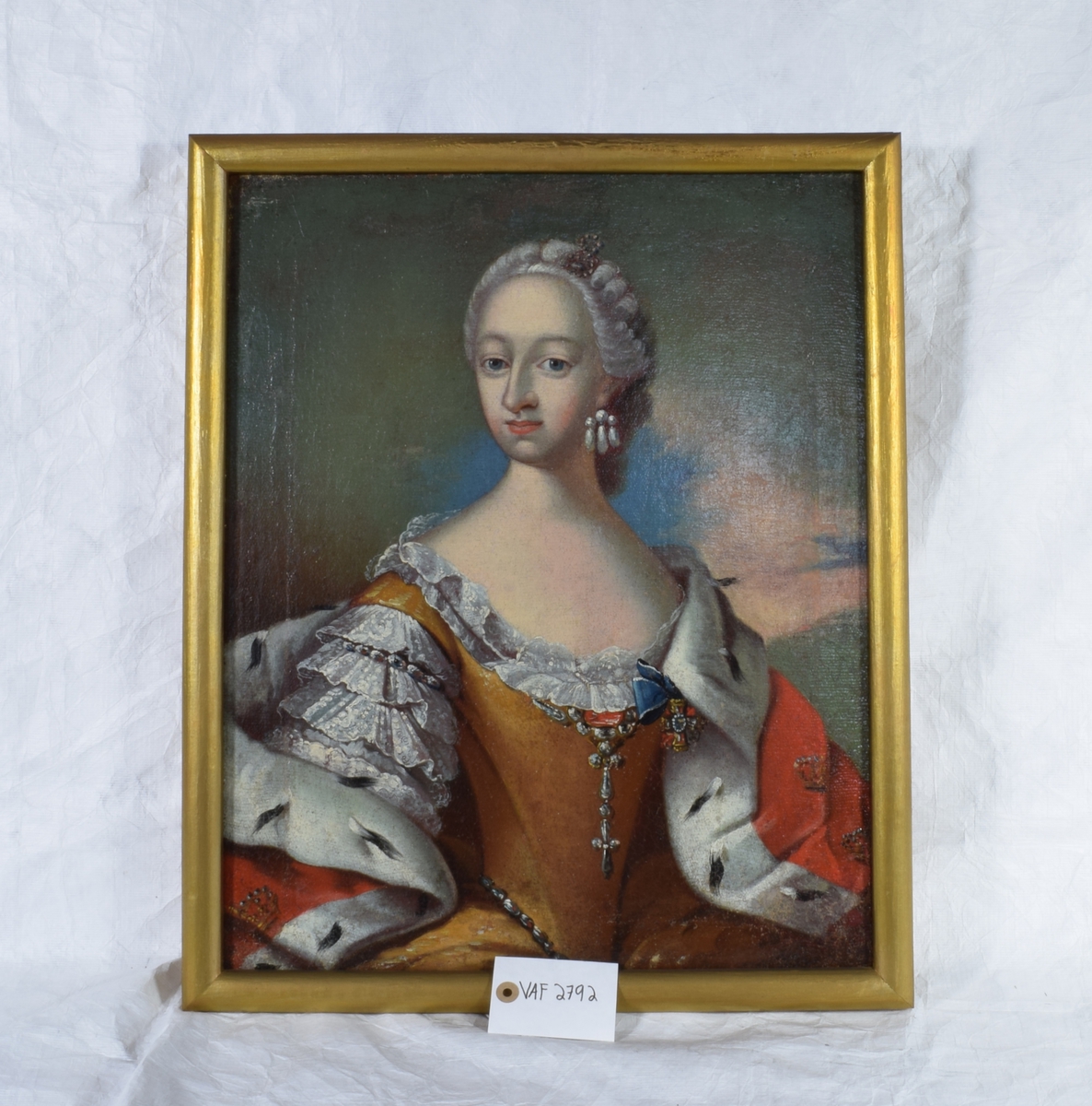 Portrett av en kvinne med hermelinskappe og brungul kjole.