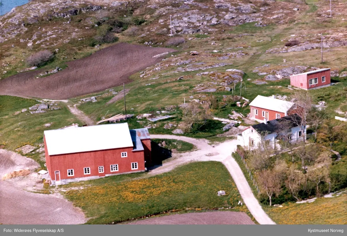 Flyfoto over gården "Stranda" på Ofstad i Vikna kommune