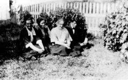 Bryllup av ukjent ektepar og gjester på Arnøya. Til venstre: