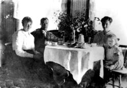 Fra venstre: Hilda Busch, Olaf Wassås med Oddmund Wassås på 