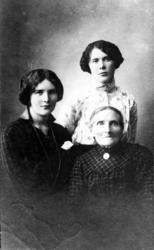 Laura, Gudrun Holum og deres farmor Martha Holum