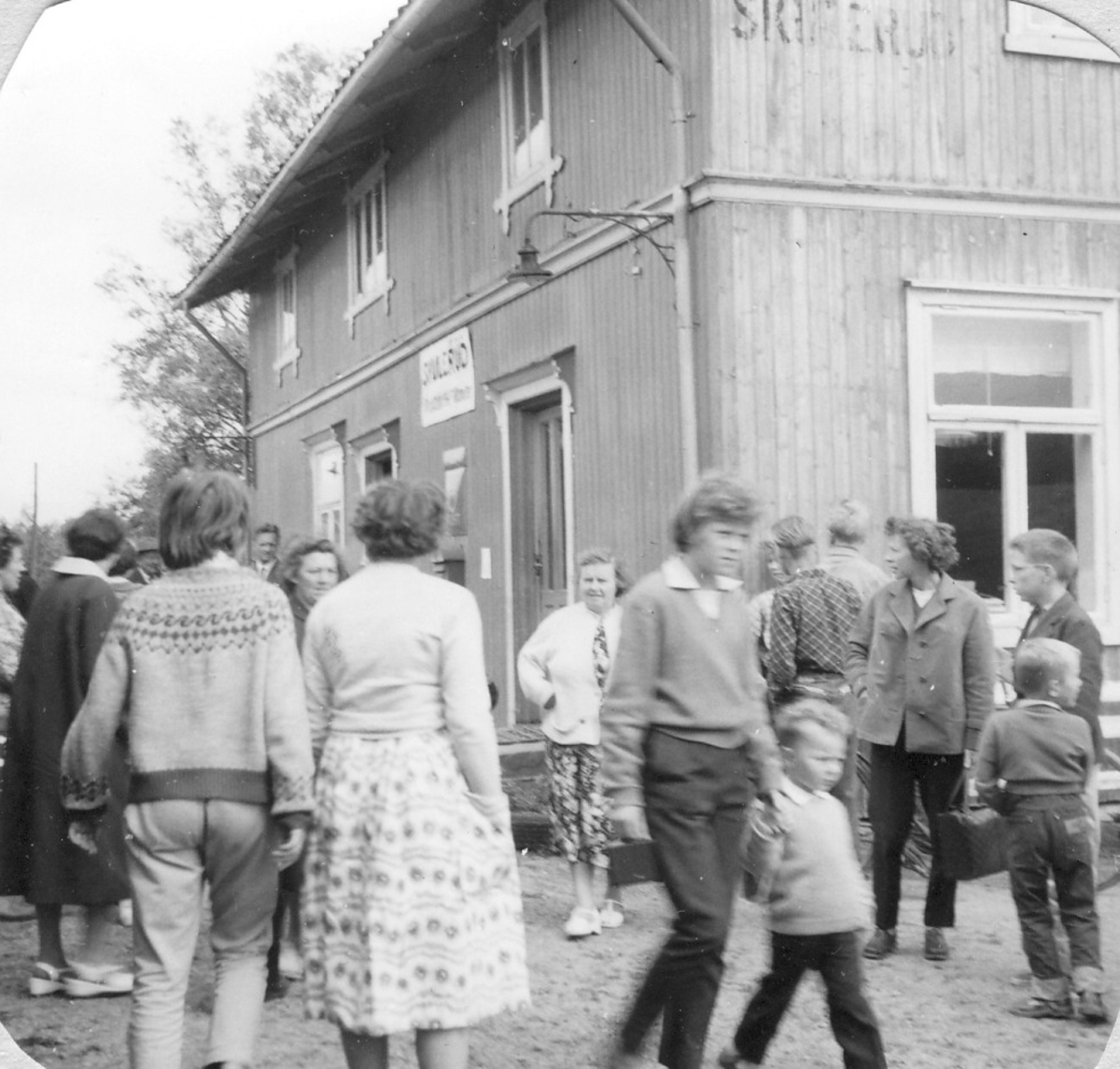 Mange reisende og skuelystne på Skulerud stasjon på Tertittens siste driftsdag 30.06.1960.