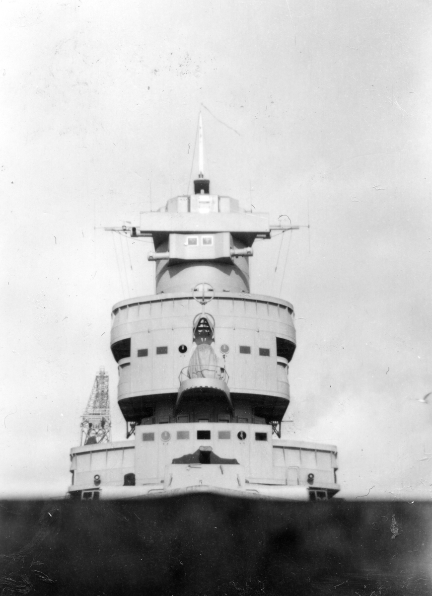 Bilden visar Kryssaren Göta Lejon eller Tre Kronor före ombyggnaden, bilden är tagen 1947-1951