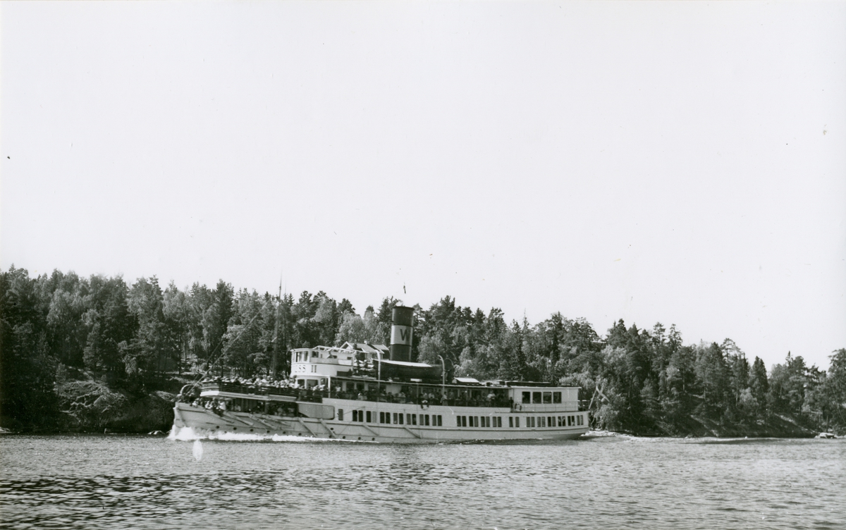 S/S EXPRESS II i Furusundsleden i höjd med Östanå, juli 1955.