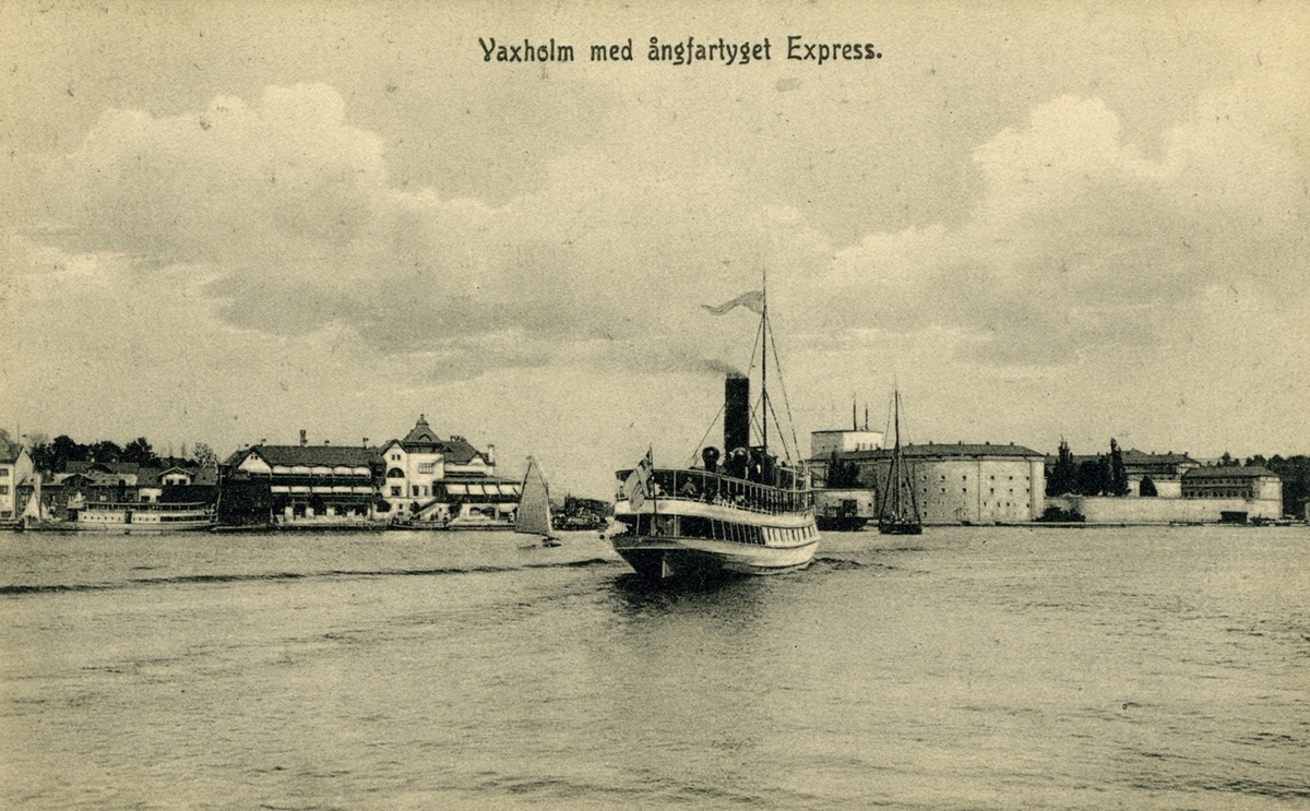 Vaxholm med ångfartyget Express.
11216 Imp. Axel Eliassons Konstförlag. Stockholm.