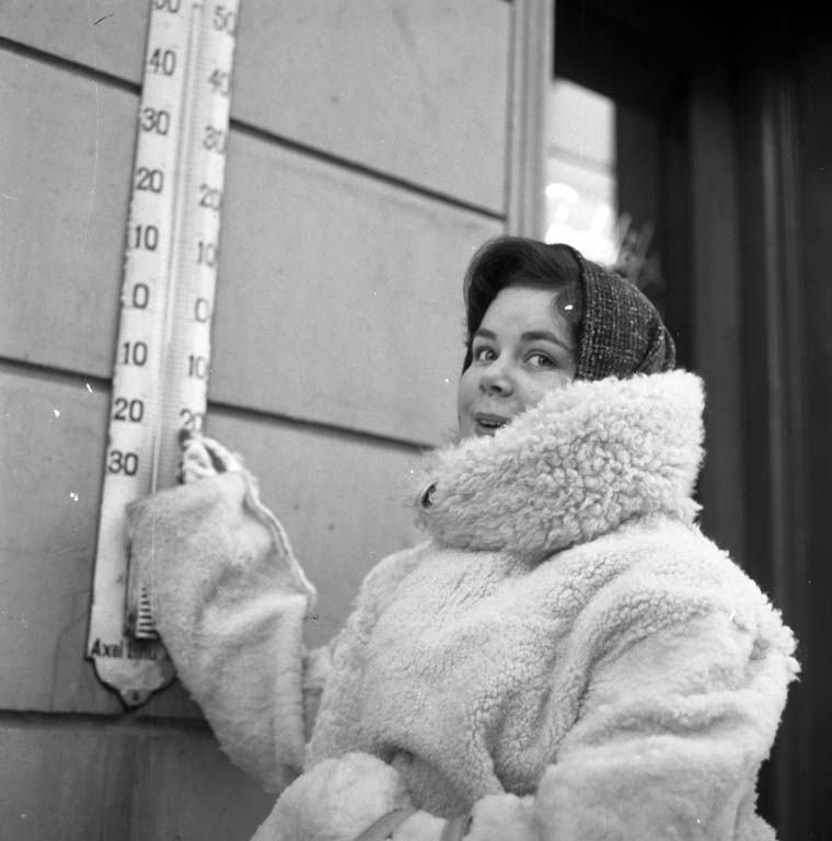 "Flicka med termometer 1 februari 1960"