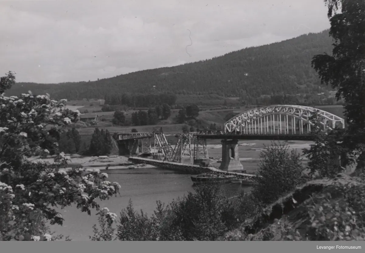 Minnesundbroa delvis sprengt av norske soldater. Tysk pontongbo synes like ved.