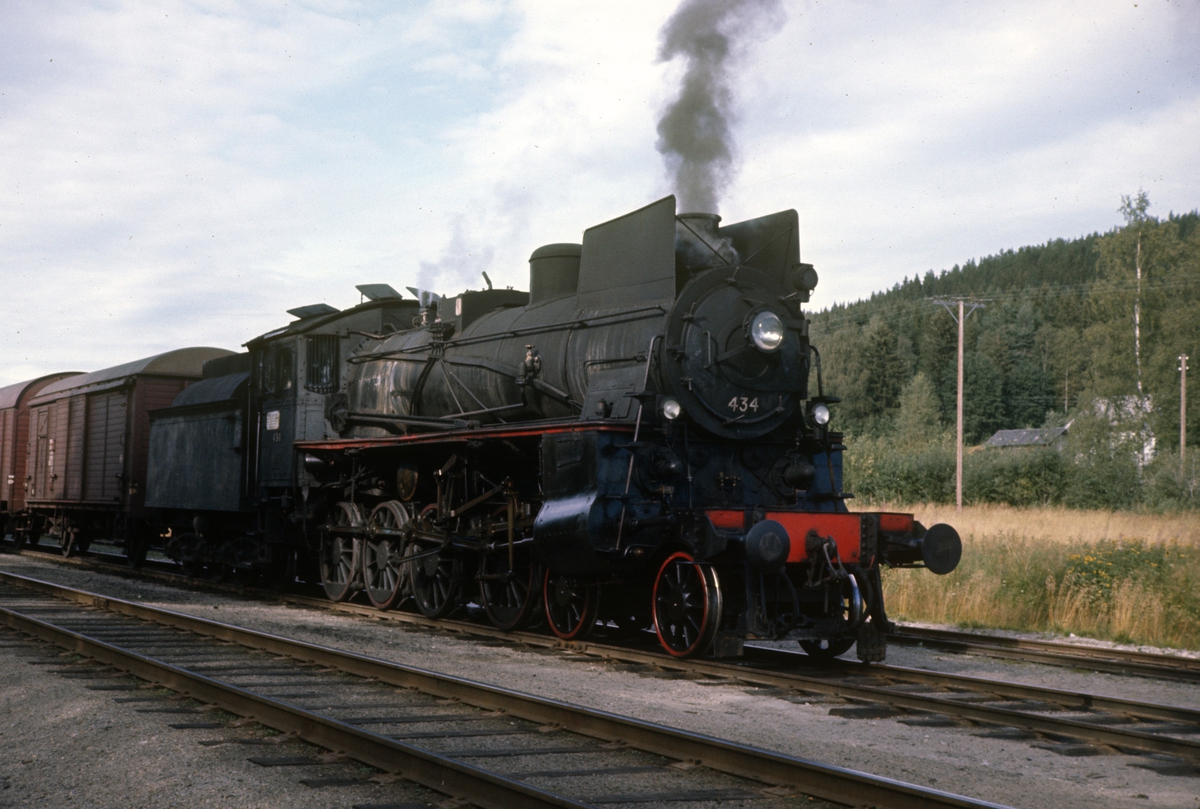 Damplok 26c nr. 434 med godstog på Arneberg stasjon, Solørbanen.