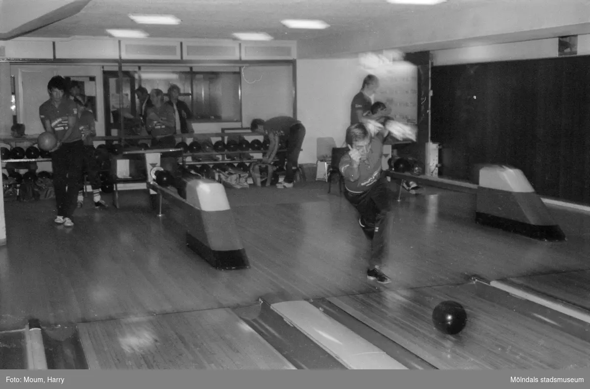 Bowlare i Kållereds bowlinghall, år 1984.

Fotografi taget av Harry Moum, HUM, Mölndals-Posten.