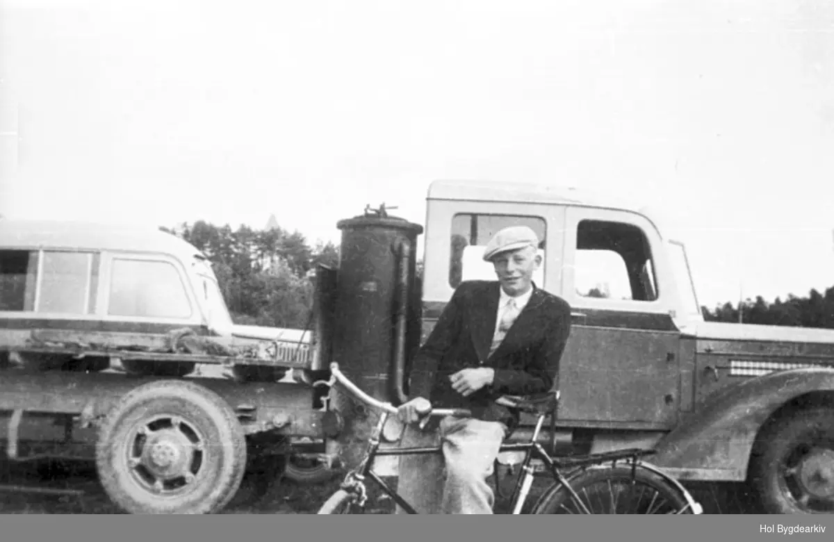 PortrettU, mann, syklist, lastebil, buss, sykkel (Diamant T 1936-37), sixpence, knottgenerator.