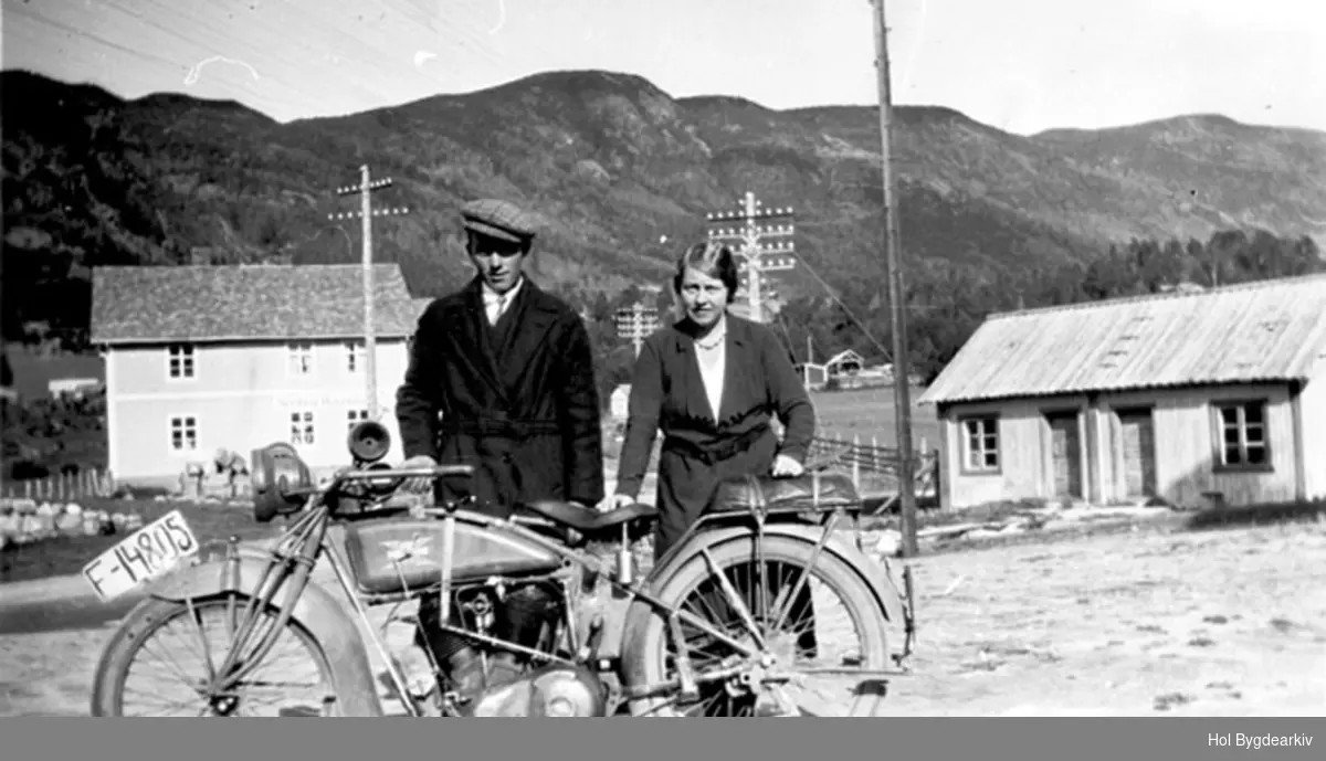 PortrettU, Excelsior (amerikansk motorsykkel 1918-19), mann, kvinne, Sunnhov Handelslag, Håkonset,