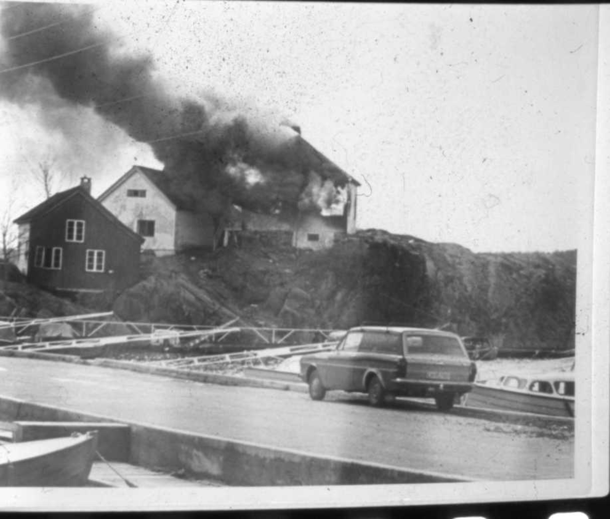 Husene  på Gunnarsholmen blir brent ned.