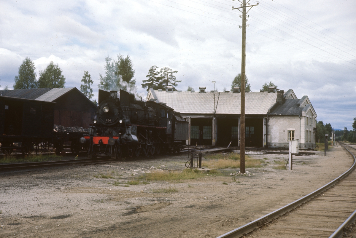 Damplokomotiv 26c nr. 434 foran lokomotivstallen på Elverum stasjon.