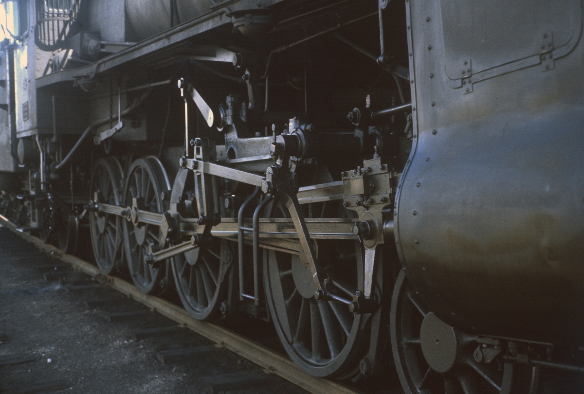 Nærbilde av maskineriet på damplokomotiv type 31b nr. 451.