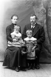 Studioportrett av familien Andersen.