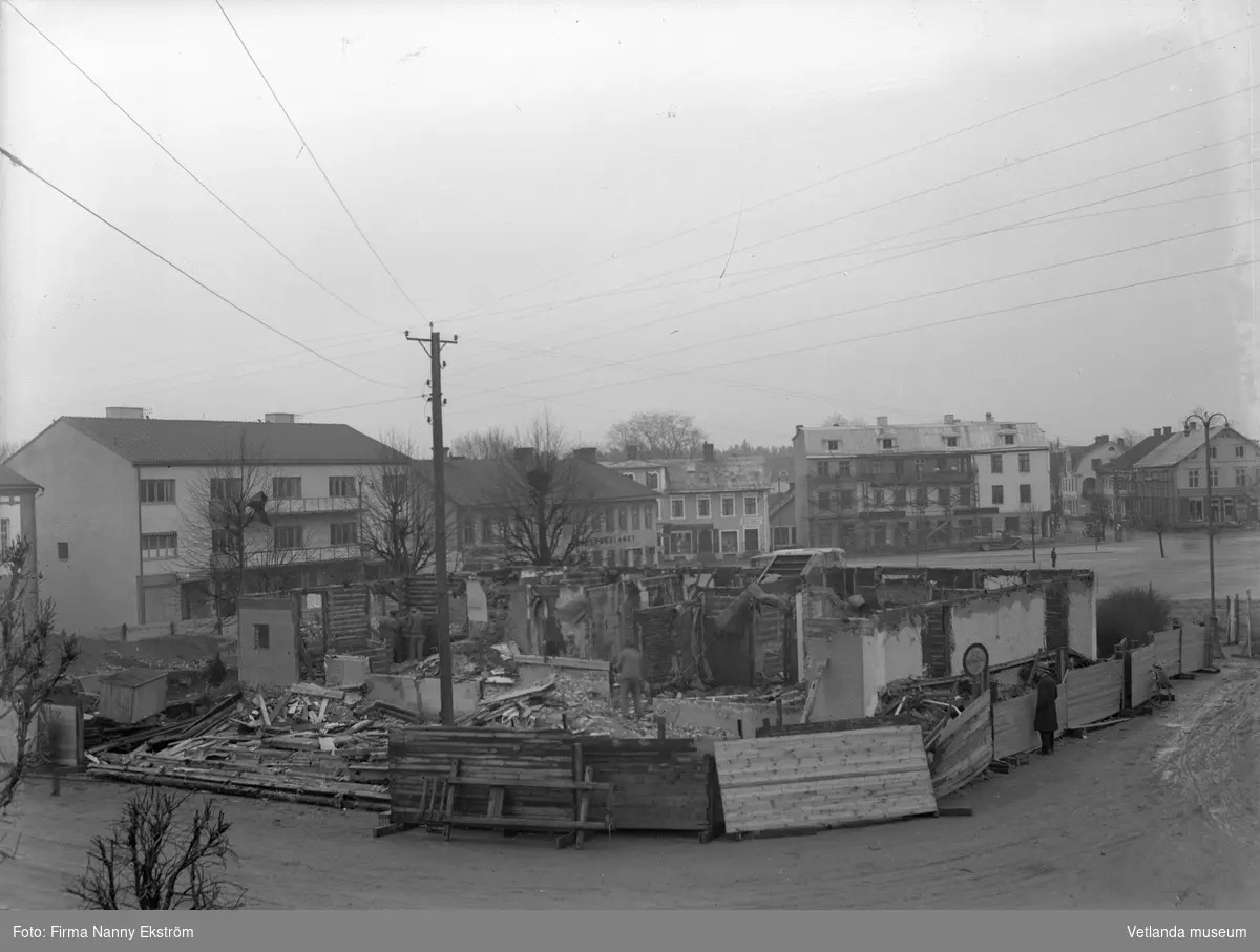 Rivning av gamla hotellet i Vetlanda. Fotot togs i slutet av april 1936.