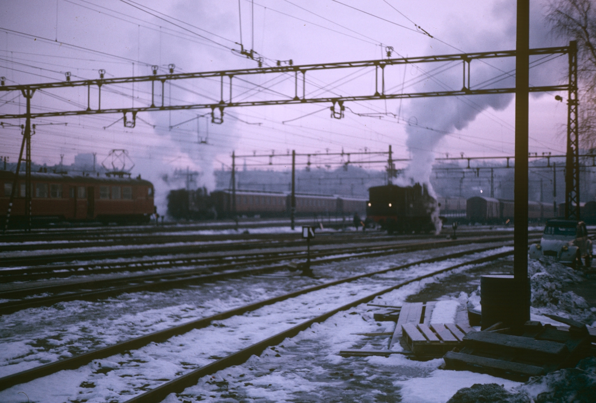 Damplokomotiv type 23b på Oslo Østbanestasjon. Til venstre elektrisk motorvogn Bmeo 65b