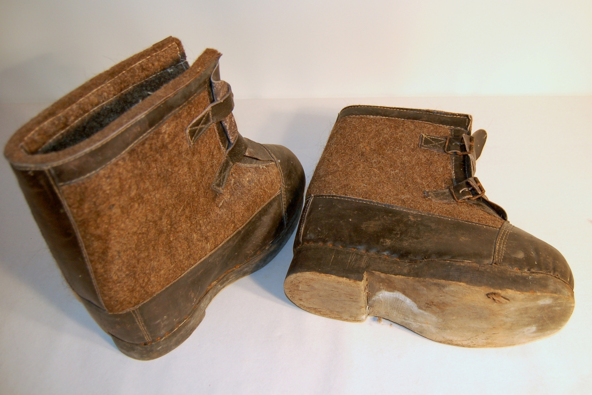 Form: Sko/støvelforma. Sålen (lesten) er laget av tre, foten (skoen) er av lær/skinn, og skaftet (støvelen)av filt.
