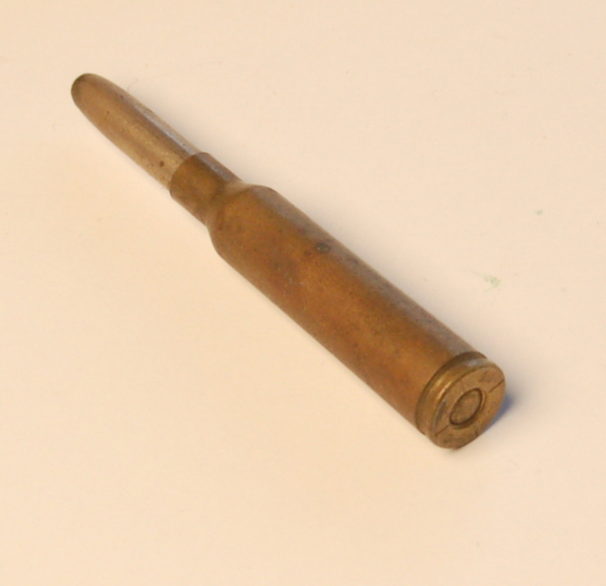 Fulladet flaskeformet geværpatron i 6,5 mm. med blyspiss.