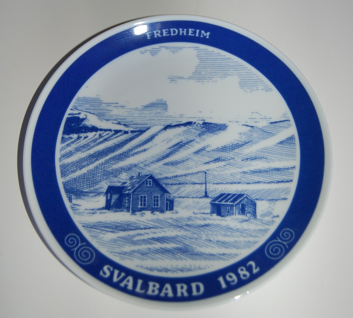 Porselensplatte (fat) med påmalt motiv fra Svalbard, til å henge på vegg som veggpryd.