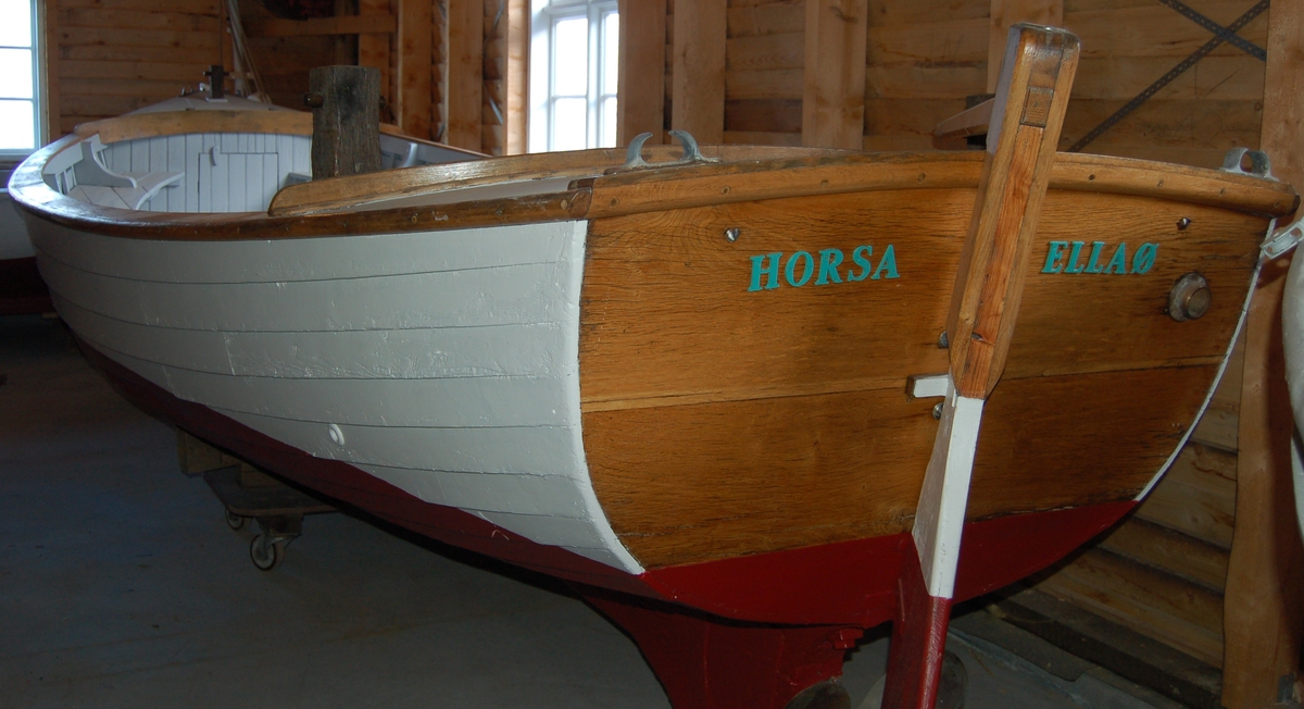 Horsa er en klinkerbygd motorbåt med en "Solo" bensinmotor til framdrift.