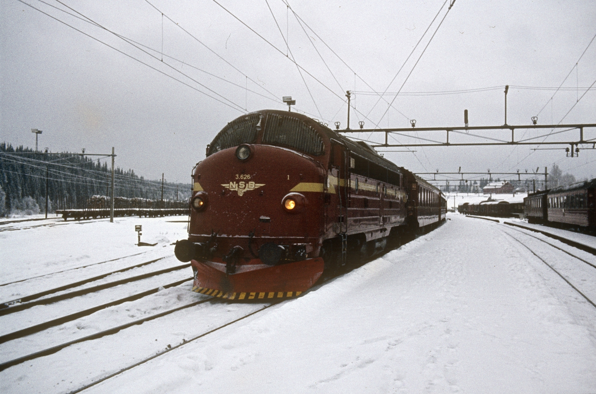 Diesellokomotiv Di 3 626 med persontog fra Oslo Ø til Fagernes, tog 281 på Eina stasjon. Til høyre tog fra Gjøvik til Oslo Ø