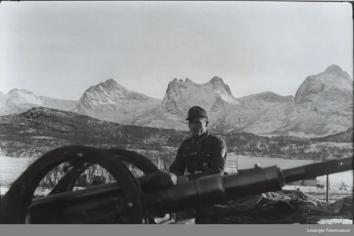 Luftvernkanon type Flak 38,2 cm, med en tysk soldat, fjellformasjonen de syv søstre i bakgrunnen..