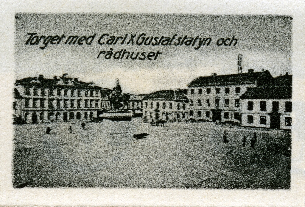 Text till bilden: "Torget med Carl X Gustaf statyn och Rådhuset".