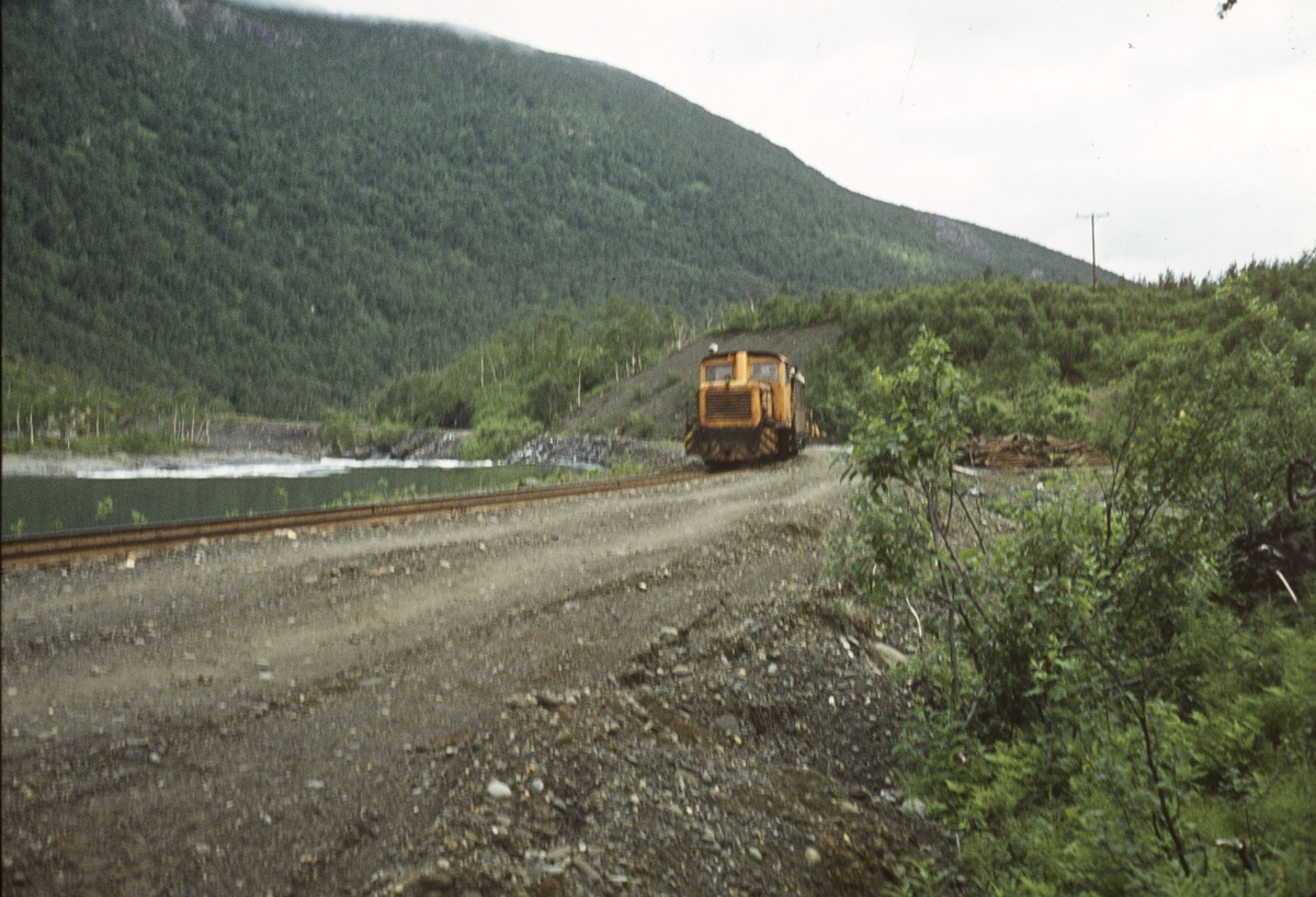 Statens Vegvesens diesellokomotiv på Sulitjelmabanen ca. 500 m nedenfor Ågifjellet holdeplass