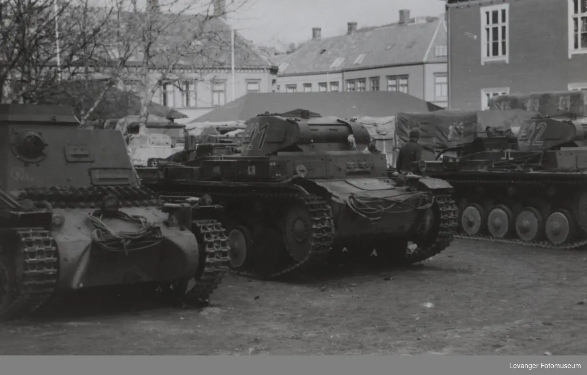Stridsvogner. Til venstre Pzkw 1A kommandovogn, i midten og til høyre Pzkw II.