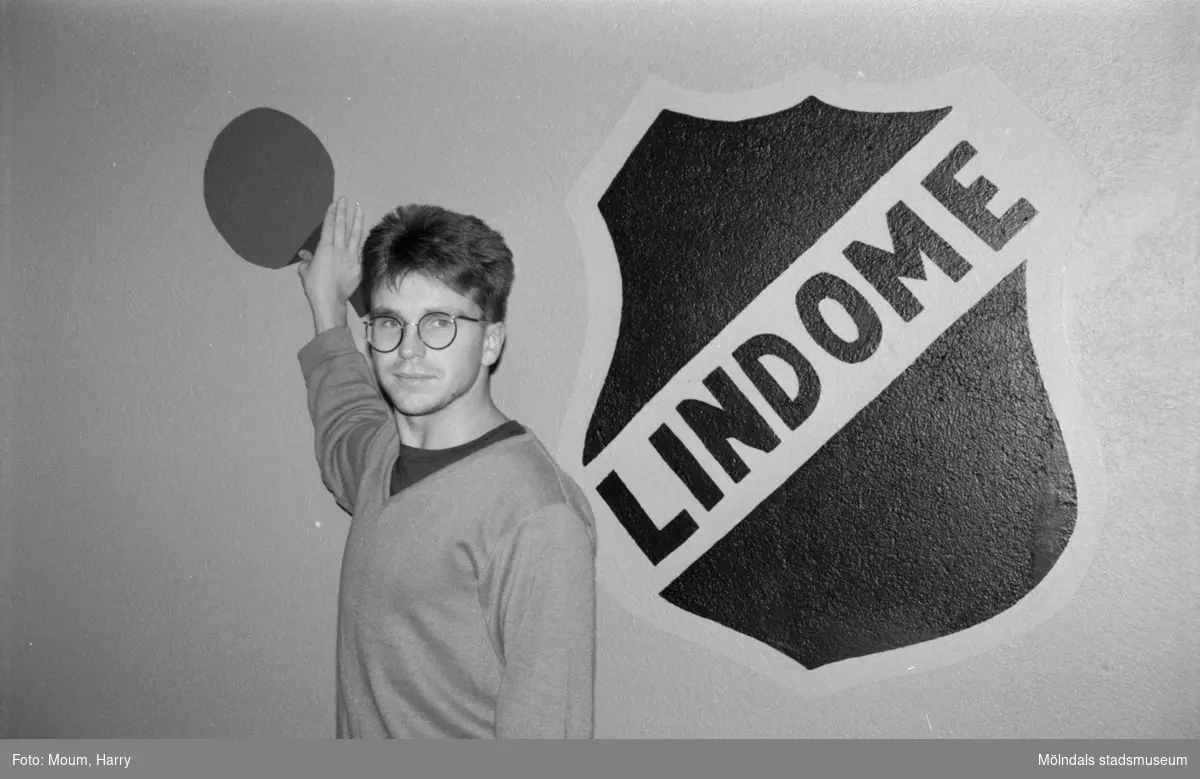 Bordtennis i Almåsskolans sporthall i Lindome, år 1984.

För mer information om bilden se under tilläggsinformation.