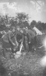 Speiderjenter på pinseleiren i Drammen, 1930. På bildet er d