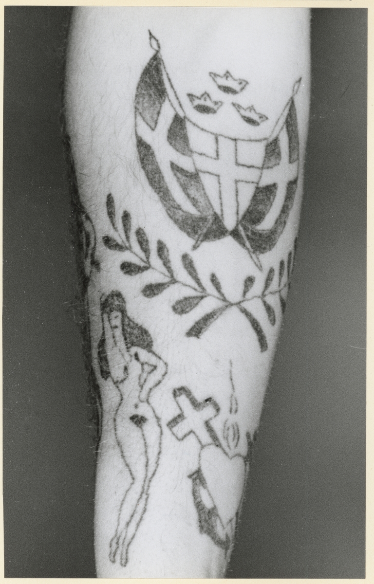 HAGLUND, HARRY
F. 28 febr 1922, STOCKHOLM
SJÖMAN, STOCKHOLM

Tatuering på underarmen, utfört av honom själv.
