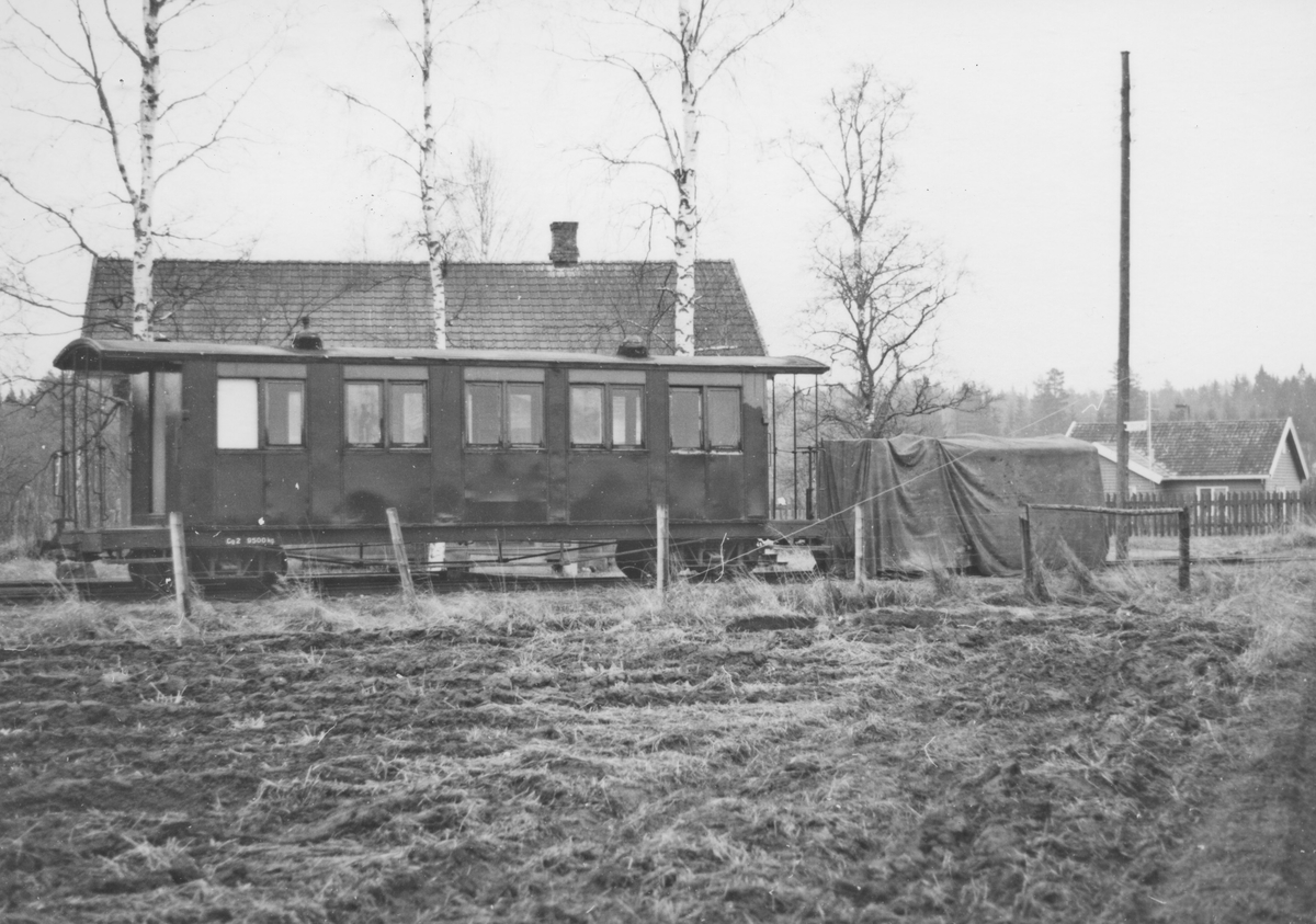 Personvogn Co 2 og diesellokomotivet "Bæleverket" hensatt på Fossum.